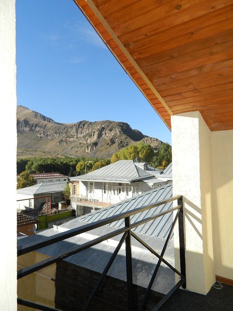 Hotel Uptown Boutique Kazbegi Exterior foto